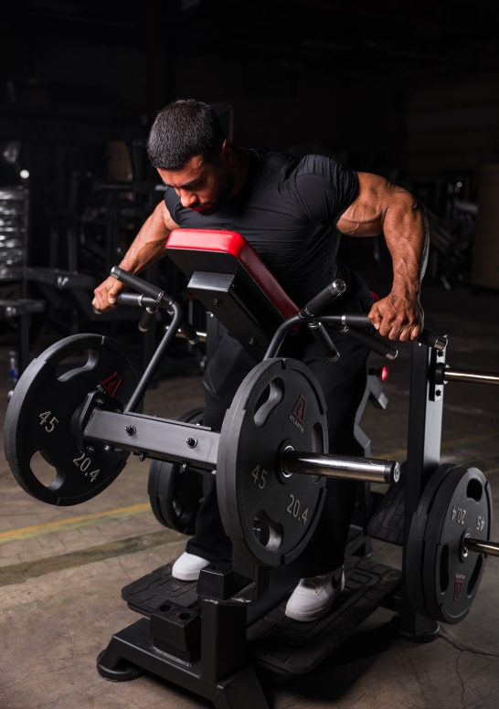 A lifter pulling on the PW625, chest against the incline pad